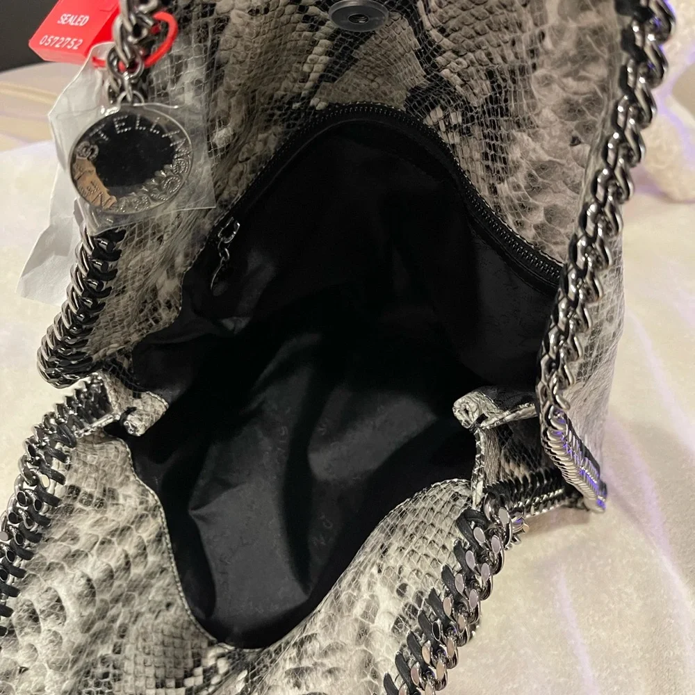 Reptile Habitat Decor with Black and Gray Pattern